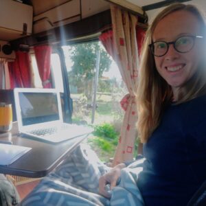 digital nomad Loes werkt remote vanuit een camper op haar laptop